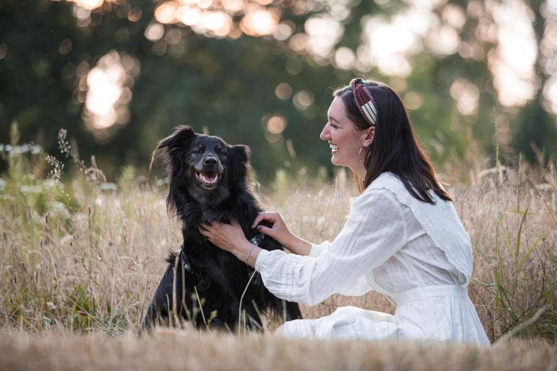 Besitzerin krault ihren Hund, der das sichtlich genießt
